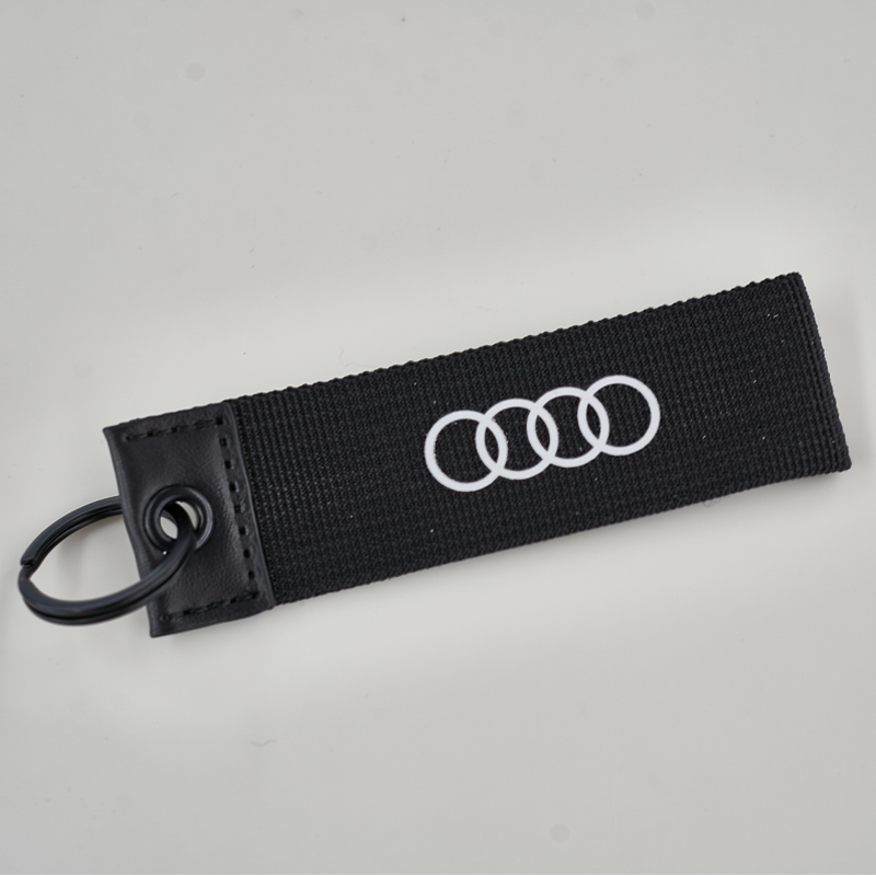 Audi crno sivi privezak